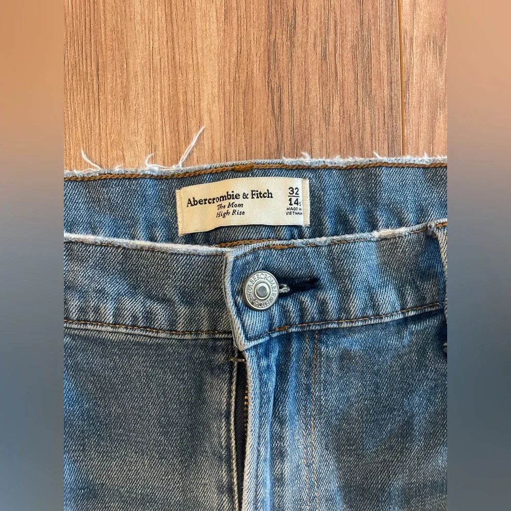 Abercrombie & Fitch Women’s The Mom High Rise Jeans - Blue - Picture 3 of 3